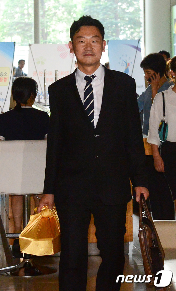 (서울=뉴스1) 박재만 인턴기자 = 법무법인 인강 곽상언 변호사가 5일 오후 서울 서초동 중앙지법에 누진세 전기요금 반환 소송 소장을  접수하기 위해 민원실로 향하고 있다. 201 …