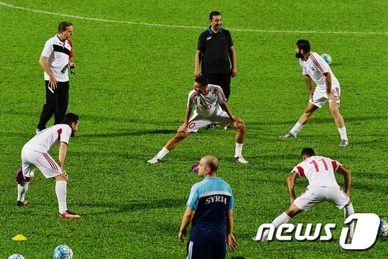 (말레이시아(세렘반)=뉴스1) 민경석 기자 = 5일 오후 말레이시아 세렘반 파로이 스타디움에서에서 시리아 축구대표팀 선수들이 대한민국과의 경기를 하루 앞두고 훈련을 하고 있다. 대 …