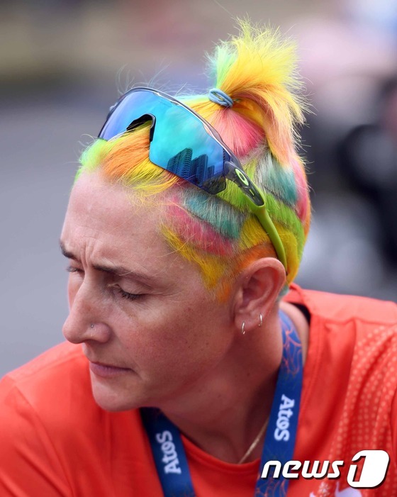 (리우=뉴스1) = 6일(한국시간) 브라질 리우데자네이루 패럴림픽 선수촌에서 한 호주선수가 독특한 헤어스타일을 자랑하고 있다.177개국이 참가하는 이번 패럴림픽은 8일 개회식이 열 …