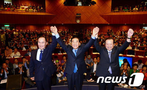 (서울=뉴스1) 박정호 기자 = 6일 서울 여의도 국회 헌정기념관에서 열린 늘푸른한국당 창당 발기인대회에서 창당준비위 공동위원장을 맡은 전도봉 전 해병대사령관(왼쪽부터), 이재오 …