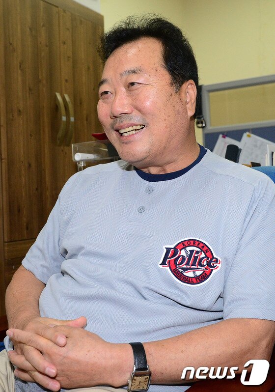 본문 이미지 - 유승안 경찰청야구단 감독이 6일 오후 경기 고양시 경찰청야구단 감독실에서 뉴스1과 인터뷰를 하고 있다. 2016.9.6/뉴스1 ⓒ News1 박재만 인턴기자