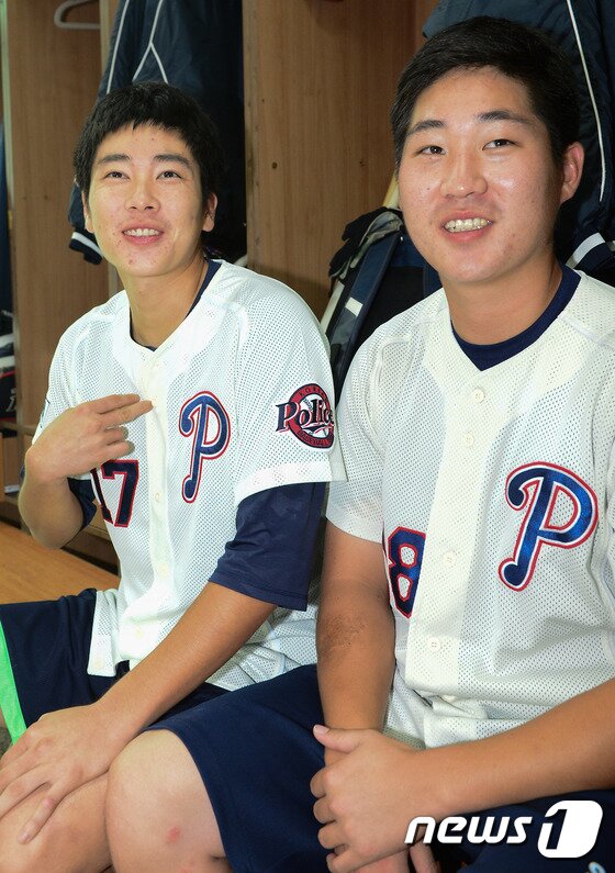 본문 이미지 - 이인복·박찬도(왼쪽) 경찰청야구단 선수가 6일 오후 경기 고양시 경찰청야구단 락커룸에서 뉴스1과 인터뷰를 하고 있다. 2016.9.6/뉴스1 ⓒ News1 박재만 인턴기자