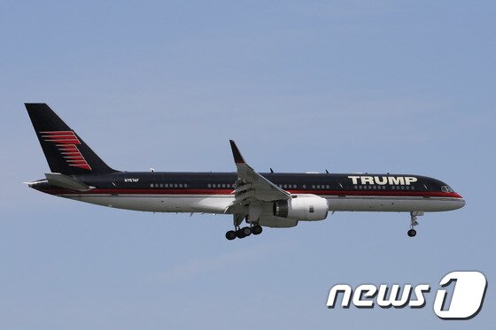 본문 이미지 - 도널드 트럼프 공화당 후보 전용기 '트럼프포스원' ⓒ AFP=뉴스1