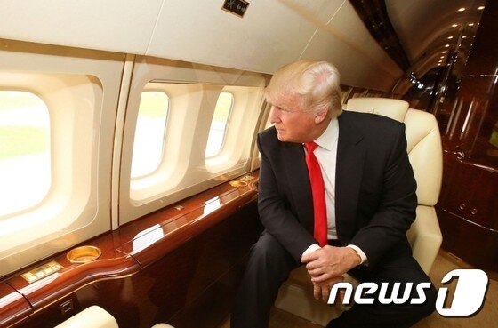 본문 이미지 - 도널들 트럼프 공화당 후보가 자신의 전용기 안에 앉아 창밖을 바라보고 있다. ⓒ News1