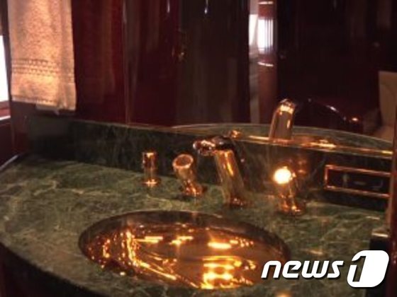 본문 이미지 -  도널드 트럼프 공화당 후보의 전용기 세면대. 24K 순금으로 도금돼있다. ⓒ News1