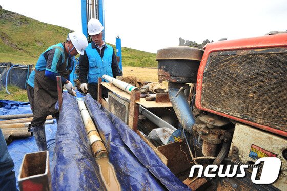 본문 이미지 - 6일 제주 한라산 백록담에서 제주한라산연구원 등 관계자들이 시추 작업을 하고 있다. 이번 시추는 백록담에 직경 8㎝, 깊이는 최고 20m의 6개의 구멍을 뚫어 자연적·인위적 요인에 의해 계속적으로 침식과 변형이 진행되고 있는 천연기념물 제182호 한라산천연보호구역에 대한 실태를 파악하기 위해 실시됐다.2016.9.6/뉴스1 ⓒ News1 이석형 기자