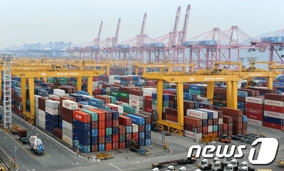 본문 이미지 - 6일 오후 한진해운 부산 신항 컨테이너 터미널에 컨테이너가 쌓여 있다. 부산신항의 한진 터미널에 화물이 적체되면서 부두 운영에 어려움을 겪고 있다.2016.9.6/뉴스1 ⓒ News1 여주연 기자