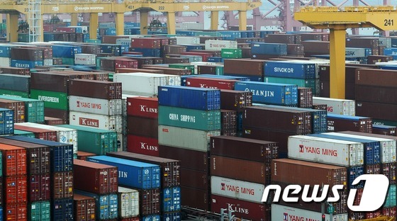 (부산=뉴스1) 여주연 기자 = 6일 오후 한진해운 부산 신항 컨테이너 터미널에 컨테이너가 쌓여 있다. 부산신항의 한진 터미널에 화물이 적체되면서 부두 운영에 어려움을 겪고 있다. …