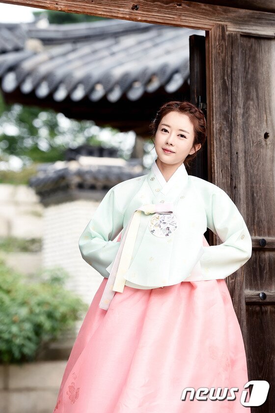 본문 이미지 - 이수민이 최근 서울 종로구 창덕궁 내 낙선재에서 뉴스1스타와 진행한 한복 인터뷰에서 따뜻한 추석 인사를 전했다. ⓒ News1star / 고아라 기자
