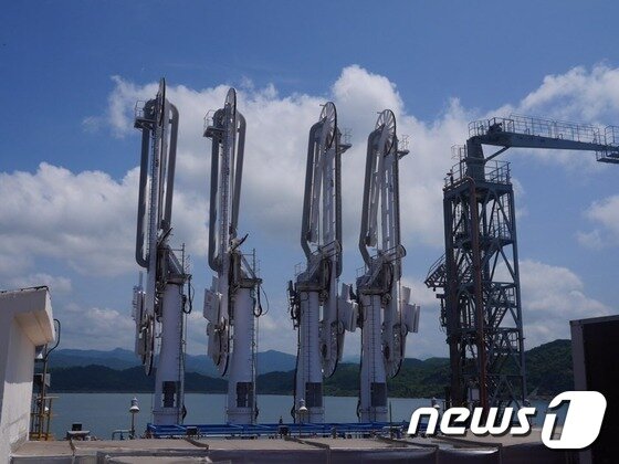 본문 이미지 - LNG선에서 액화 상태의 LNG를 뽑아내는 도크 ⓒ News1