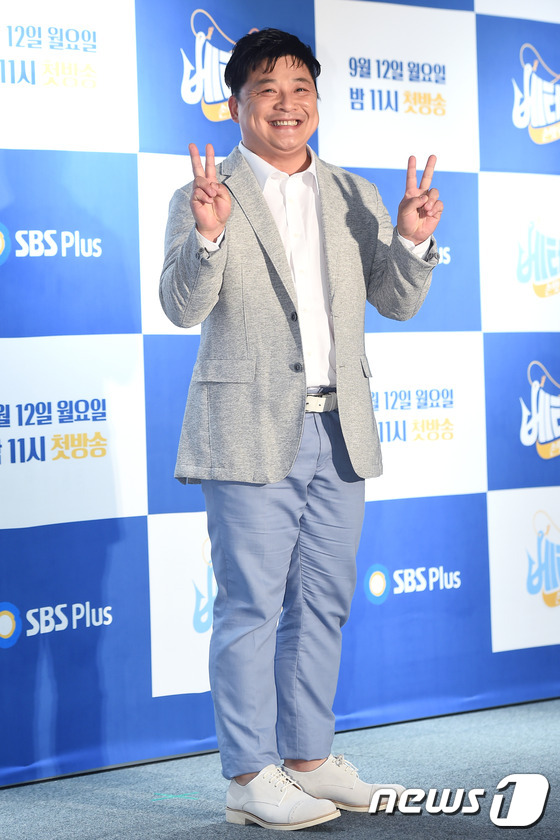 (서울=뉴스1스타) 고아라 기자 = 방송인 윤정수가 7일 오전 서울 상암 프리즘타워에서 열린 SBS Plus '손맛토크쇼 베테랑' 제작발표회에 참석해 발랄한 브이 포즈를 하고 있다 …