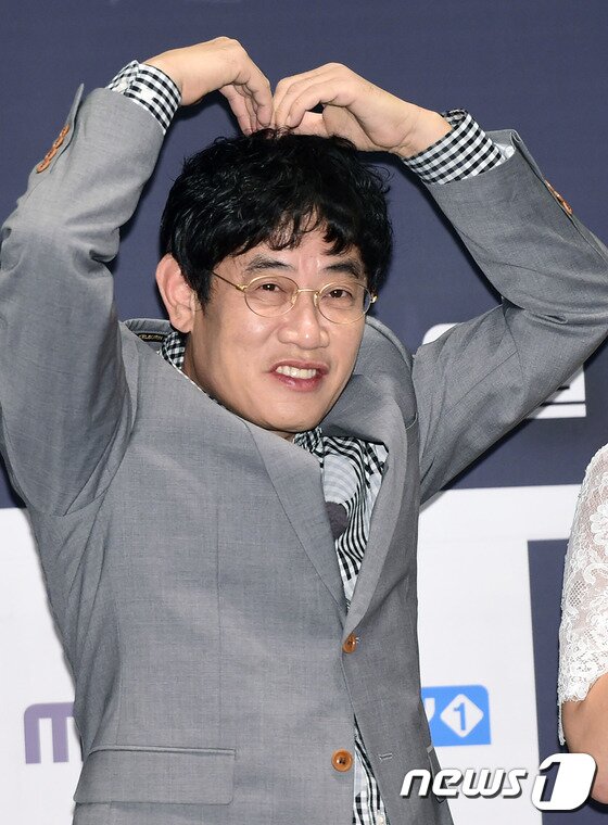 본문 이미지 - 방송인 이경규가 7일 오후 서울 여의도 IFC몰 CGV에서 열린 MBC 에브리원 'PD 이경규가 간다' 제작발표회에 참석해 사랑의 하트를 그리고 있다. ⓒ News1star/ 권현진 기자