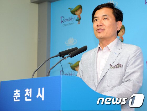 본문 이미지 - 7일 강원도 춘천시청에서 열린 기자간담회에서 김진태 새누리당 국회의원이 발표하고 있다. 2016.9.7/뉴스1 ⓒ News1 박하림 기자