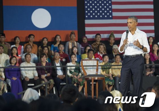 본문 이미지 - 미국 현직 대통령으로는 처음 라오스를 방문한 버락 오바마 미국 대통령이 7일(현지시간) 루앙프라방에 있는 국립 수파누봉대학교 오디토리움에서 '동남아 청년지도자 이니셔티브(YSEALI)' 소속 청년 지도자 800명을 상대로 연설하고 있다. 2016.09.07 ⓒ AFP=뉴스1 ⓒ News1 최종일 기자
