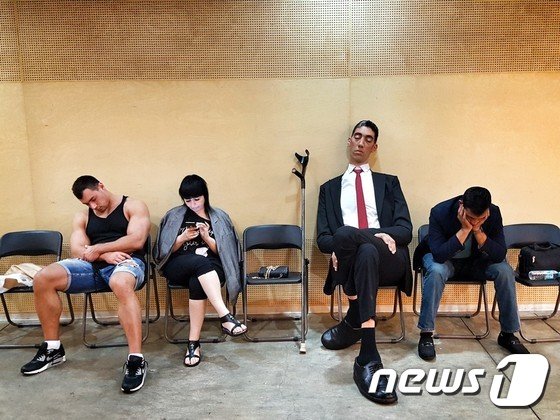 본문 이미지 - 지난 7일 입국한 술탄 쾨센과 그레이트 유로 서커스 단원들이 기자간담회을 앞두고 지친 모습으로 쉬고 있다 ⓒ News1