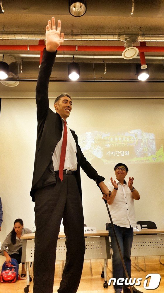 본문 이미지 - 키 251cm의 세계 최장신 '술탄 쾨센'  ⓒ News1