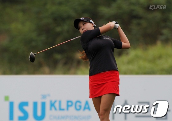 (서울=뉴스1) 추연화 기자 = 이시온이 8일 영종도 스카이72 골프앤 리조트에서 열린 '이수그룹 제38회 KLPGA 챔피언십' 1라운드 1번 홀에서 티샷하고 있다. (KLPGA …