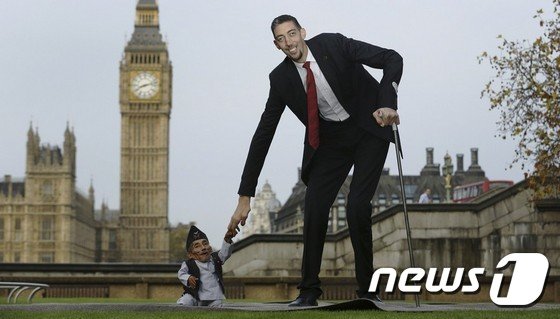 본문 이미지 - 술탄 쾨센이 제10회 기네스 세계기록의 날을 맞아 세계 최단신으로 기록된 네팔 국적의 찬드라 바하두르 당기와 2014년 11월13일(현지시간) 영국 런던에서 대면했다. (사진=그레이트유로서커스)