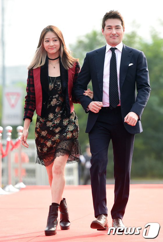 (서울=뉴스1스타) 권현진 기자 = 배우 배누리, 션 리차드가 8일 오후 서울 여의도 KBS공개홀에서 열린 '서울 드라마 어워즈 2016' 시상식 레드카펫 행사에 참석하고 있다.