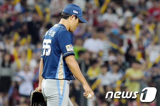 본문 이미지 - 8일 오후 광주 기아챔피언스필드에서 열린 '2016 KBO리그 프로야구' NC 다이노스와 KIA 타이거즈의 경기에서 KIA 6회말 2사 3루 상황 김주형 타석때 NC 김진성이 폭투로 1점을 허용한 뒤 고개를 숙이고 있다. 2016.9.8/뉴스1 ⓒ News1 황희규 기자