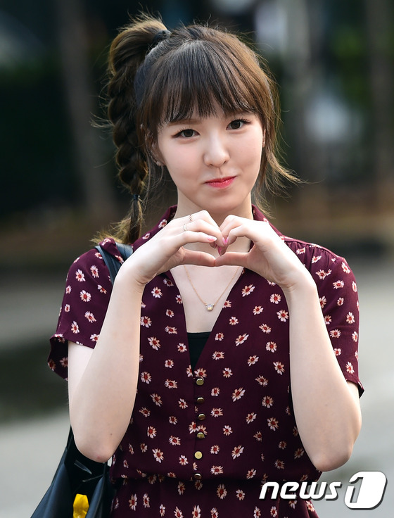 (서울=뉴스1스타) 권현진 기자 = 레드벨벳 웬디가 9일 오전 서울 여의도 KBS 신관 공개홀에서 열린 KBS2 '뮤직뱅크'(뮤뱅) 리허설을 하기 위해 들어서며 사랑스러운 인사를 …