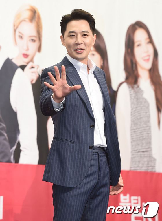 (서울=뉴스1스타) 고아라 기자 = 방송인 붐이 9일 오전 서울 상암동 스탠포드호텔에서 열린 SKY TV 브랜드 프로그램 제작발표회에 참석해 트레이드 마크 포즈를 취하고 있다.