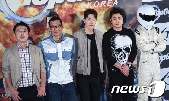 본문 이미지 - 매거진 편집장 박영웅, 가수 김진표, 배우 홍종현, 방송인 안정환, 스티그(왼쪽부터)가 9일 오후 서울 여의도CGV에서 열린 XTM '탑기어코이라 시즌7'(이하 탑기코7) 제작발표회에서 단체 포즈를 취하고 있다. ⓒ News1star/ 고아라 기자