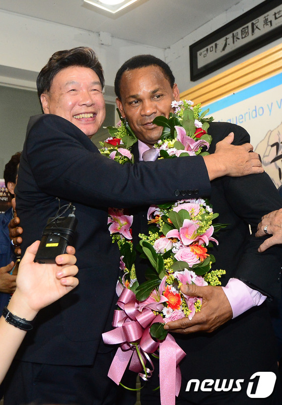 (서울=뉴스1) 박재만 인턴기자 = 홍수환 한국권투위원회(KBC) 회장과 4전5기 신화의 상대 카라스키야선수가 9일 서울 강남구 대치동 홍수환 스타복싱 체육관에서 17년 만에 만나 …