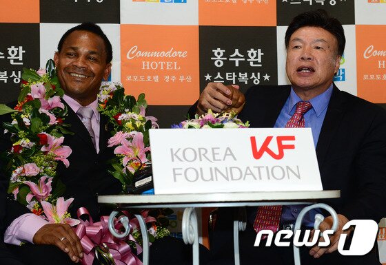 본문 이미지 - 홍수환 한국권투위원회(KBC) 회장이 카라스키야 파나마 국회의원의 주먹을 쓰다듬고 있다. 2016.9.9/뉴스1 ⓒ News1 박재만 인턴기자