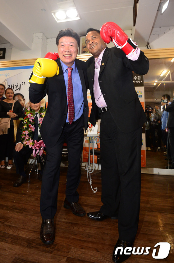 (서울=뉴스1) 박재만 인턴기자 = 홍수환 한국권투위원회(KBC) 회장과 4전5기 신화의 상대 카라스키야선수가 9일 오후 서울 강남구 대치동 홍수환 스타복싱 체육관에서 포즈를 취하 …