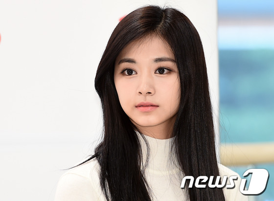 (서울=뉴스1스타) 고아라 기자 = 트와이스 쯔위가 9일 오후 서울 신촌 레스모아 내 스프리스에서 열린 '트와이스 타로' 출시기념 팬사인회에서 아름다운 미모를 뽐내고 있다.