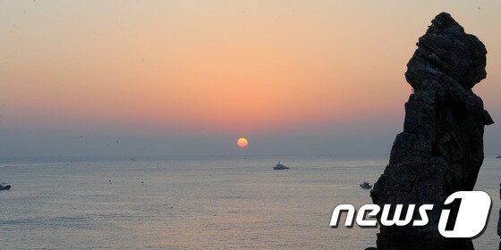 본문 이미지 - 강원 동해시 추암해변 촛대바위 일출.(뉴스1 DB)