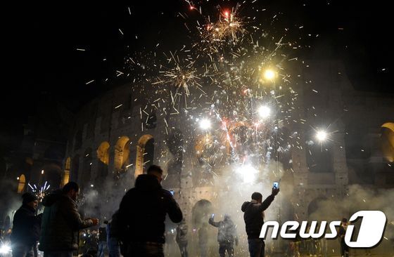 본문 이미지 - 2017년 1월 1일(현지시간) 이탈리아 로마에서 열린 새해맞이 행사 도중 콜롬세움에서 폭죽이 터졌다. ⓒ AFP=뉴스1 ⓒ News1 최종일 기자