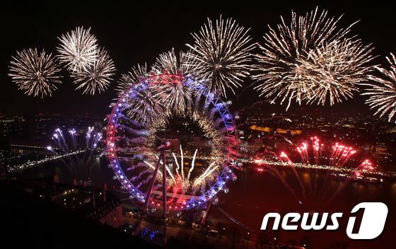 본문 이미지 - 2017년 1월 1일(현지시간) 영국 런던에서 열린 새해맞이 행사에서 폭죽이 터졌다. ⓒ AFP=뉴스1 ⓒ News1 최종일 기자