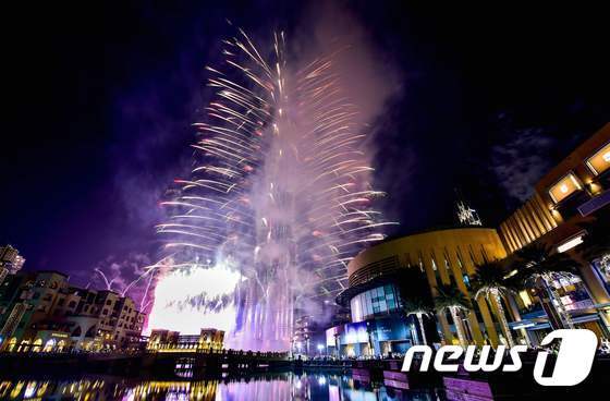 본문 이미지 - 2017년 1월1일(현지시간) 아랍에미리트(UAE) 두바이에서 열린 새해맞이 행사 도중 터진 폭죽이 부르즈칼리파를 밝히고 있다. ⓒ AFP=뉴스1 ⓒ News1 최종일 기자