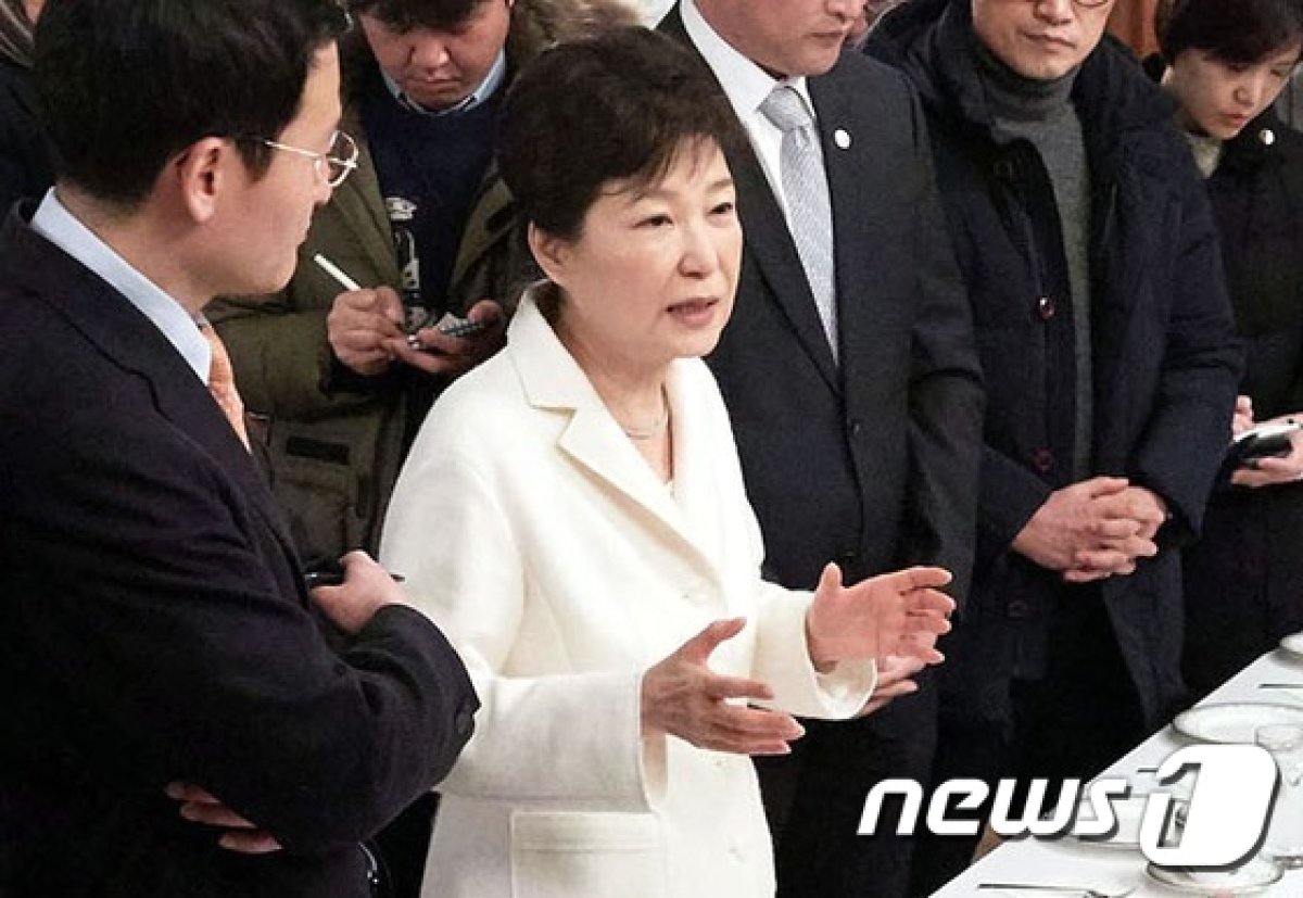 박근혜 대통령이 지난 1일 오후 청와대 상춘재에서 출입기자단과 신년 인사회를 겸한 티타임을 갖고 있다.(청와대 제공)2017.1.1/뉴스1 © News1 이광호 기자