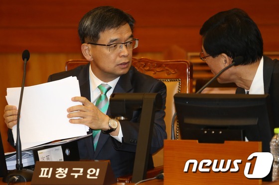 대화하는 박 대통령 법률대리인단