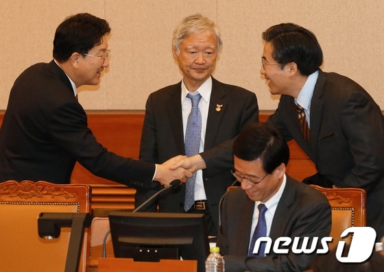 박 대통령 법률대리인단과 인사하는 권성동