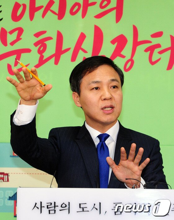 본문 이미지 - 김승수 전주시장이 2017년 1월 신년 기자회견을 통해 아시아 문화심장터 구상을 밝히고 있다./뉴스1