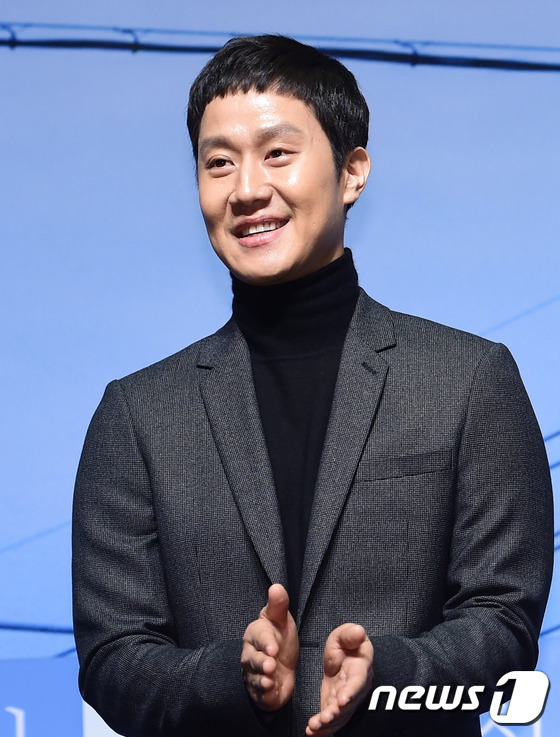 (서울=뉴스1스타) 권현진 기자 = 배우 강하늘이 10일 오전 서울 압구정cgv에서 열린 영화 ‘재심’(감독 김태윤) 제작보고회에 참석해 미소를 짓고 있다.