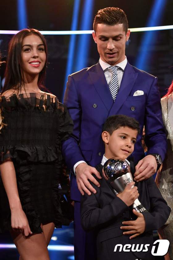 본문 이미지 - 레알 마드리드의 크리스티아누 호날두가 9일(현지시간) 스위스 취리히에서 열린 FIFA 올해의 남자선수상을 받은 뒤 연인 조지나 로드리게스과 아들과 함께 포즈를 취하고 있다.  ⓒ AFP=뉴스1 ⓒ News1