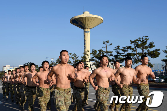 (동해=뉴스1) 서근영 기자 = 해군 특수전전단(UDT/SEAL)이 지난 9일부터 동계 혹한기 훈련에 들어간 가운데 대원들이 강인한 체력과 전술전기 연마를 위해 알몸 구보를 하고 …