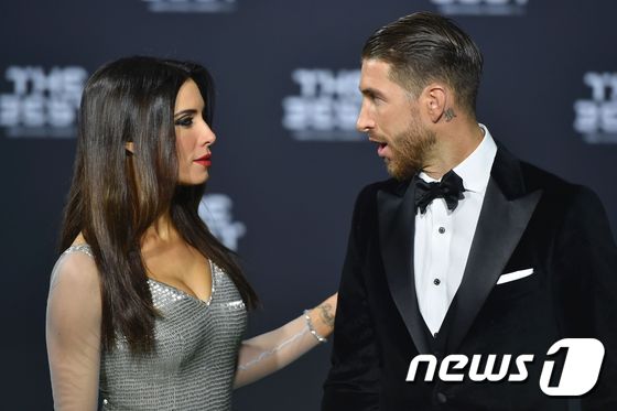 (취리히 AFP=뉴스1) 우동명 기자 = 레알 마드리드의 세르히오 라모스와 아내가 9일(현지시간) 스위스 취리히에서 열린 2016 더 베스트 FIFA 풋볼 어워즈에 참석하고 있다. …