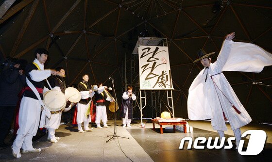 본문 이미지 - 지난 1월10일 오후 서울 광화문광장에 세워진 광장극장 블랙텐트 개관식에서 개관 비나리 공연이 펼쳐졌다.  2017.1.10/뉴스1 ⓒ News1 안은나 기자