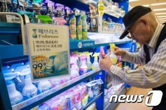 본문 이미지 - 서울 시내 한 마트에서 고객이 페브리즈 제품을 살펴보고 있다.ⓒ News1 유승관 기자