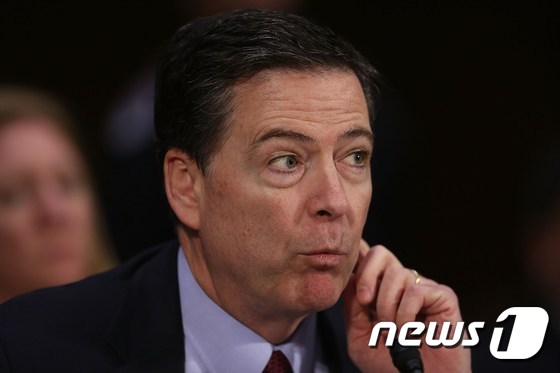 (AFP=뉴스1) = 미 상원정보위원회 청문회에 출석한 제임스 코미 연방수사국(FBI) 국장.ⓒ AFP=뉴스1