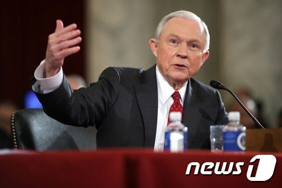 본문 이미지 - 도널드 트럼프 행정부의 법무부 장관 내정자인 제프 세션스가 10일(현지시간) 워싱턴 상원 법사위에서 열린 인준청문회에서 증언을 하고 있다. ⓒ AFP=뉴스1