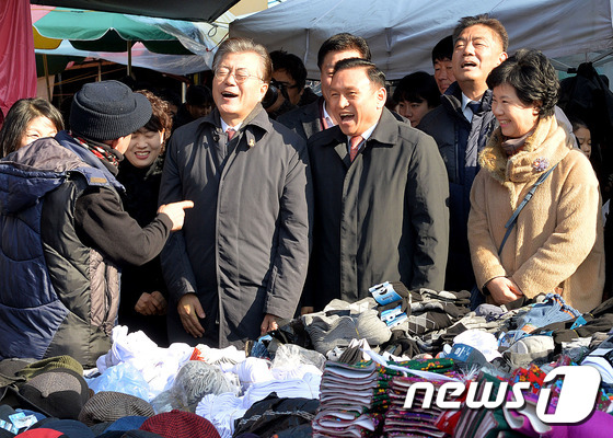 (대전ㆍ충남=뉴스1) 주기철 기자 = 문재인 더불어민주당 전 대표가 11일 오전 충남 천안시 서북구 성환이화시장을 방문해 한 상인과 대화를 나누고 있다. 2017.1.11/뉴스1