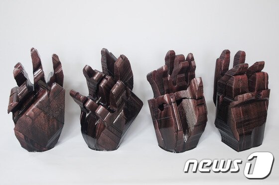 본문 이미지 - 문이삭, 손1, 2016, 아이소핑크, 에폭시, 안료, 각각40X25X25cm ⓒ News1