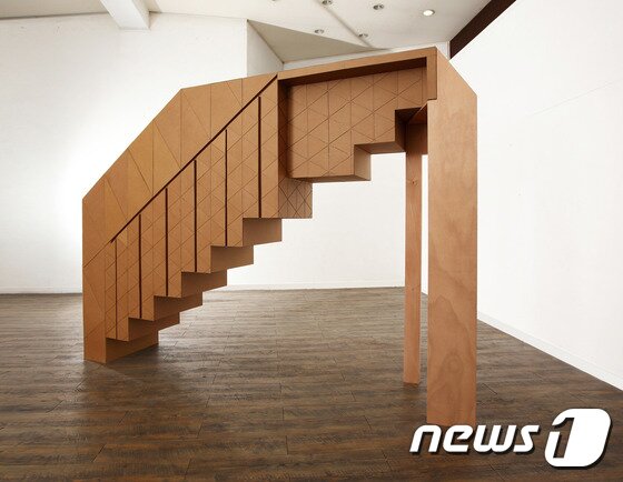 본문 이미지 - 조재영, Through another way, 2014, 판지, 나무, 60x310x230cm ⓒ News1